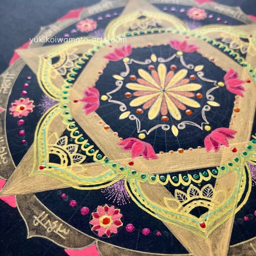 曼荼羅アート「繁栄」原画:金運アップ、事業成功を導く手書き抽象画。ラクシュミー女神のエネルギー転写、立体インクの質感。斜め師k他からのアングル。