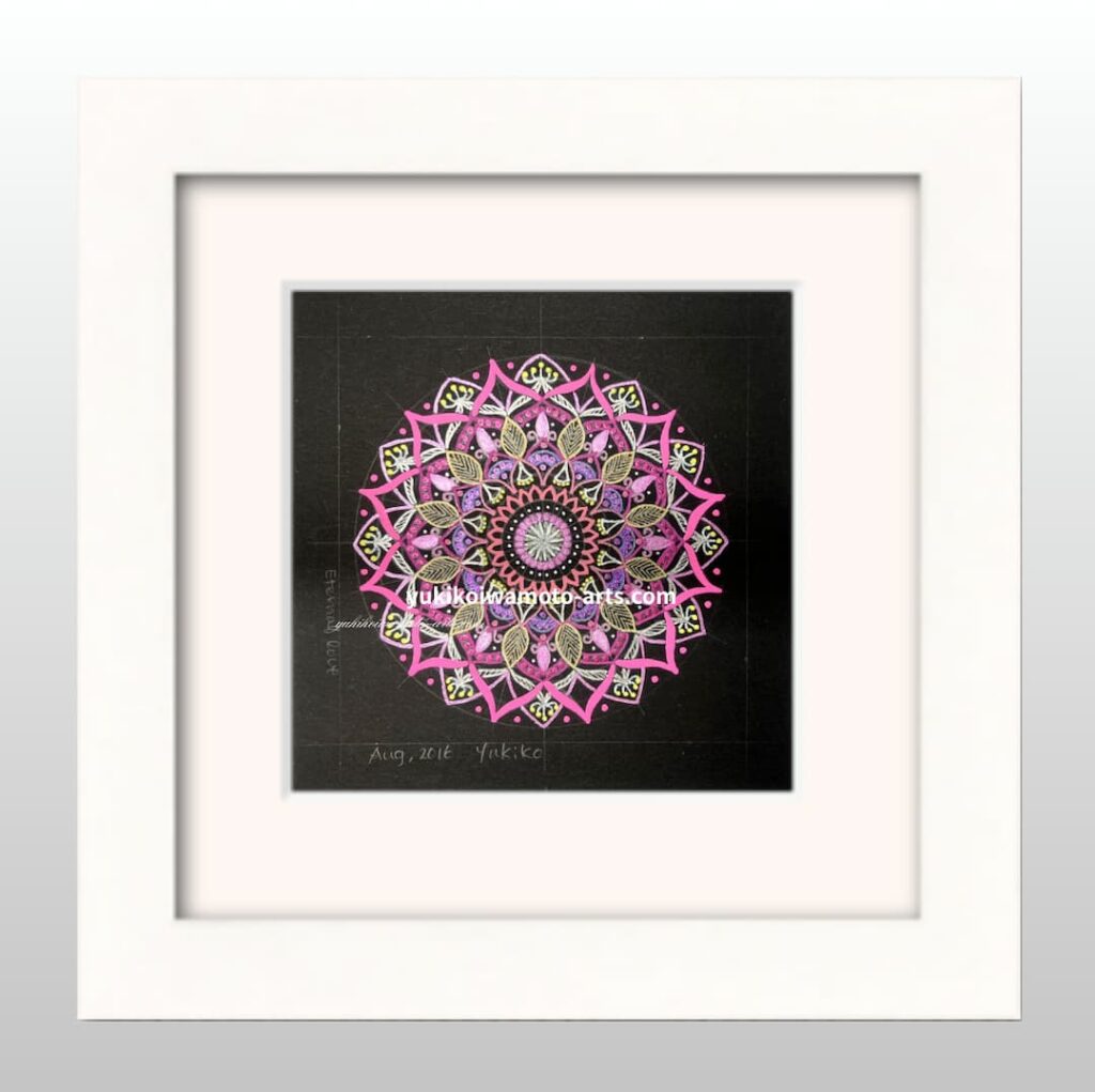 【額装込み】曼荼羅アート「永遠の愛」- ほんのり薄い桜色のマットと白い額に収められた10cm角の原画。ピンクと調和する桜色と白が、愛と浄化の波動を最大化し、経営者に心の平安と良縁をもたらす。お祝いや自分へのご褒美に最適な、神聖なヒーリング・アート。