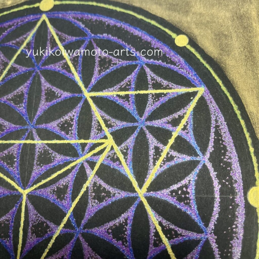 青紫のラメインクの重ね塗りディテール。社長室で集中力を高めるためのアートの質感。