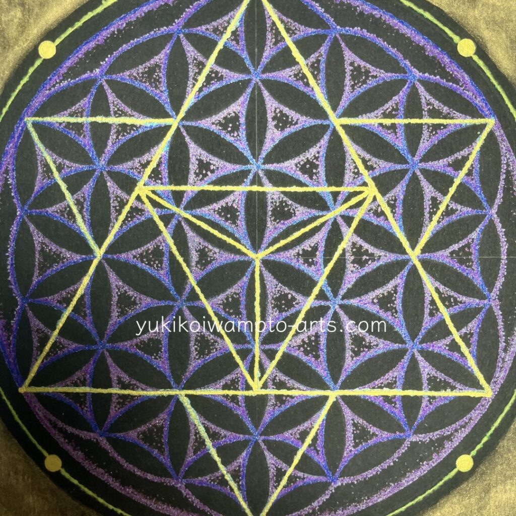 フラワーオブライフとマカバのコンビネーションの中心。神聖幾何学の調和とエネルギーの通路がわかる手書き原画の細部。