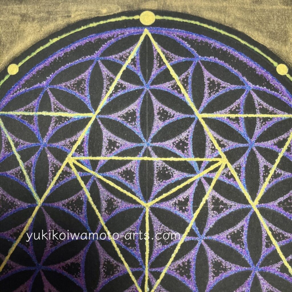 神聖幾何学マカバの上部。金の線がインスピレーションと高次な意識を象徴。手書きの緻密さがわかる拡大画像。