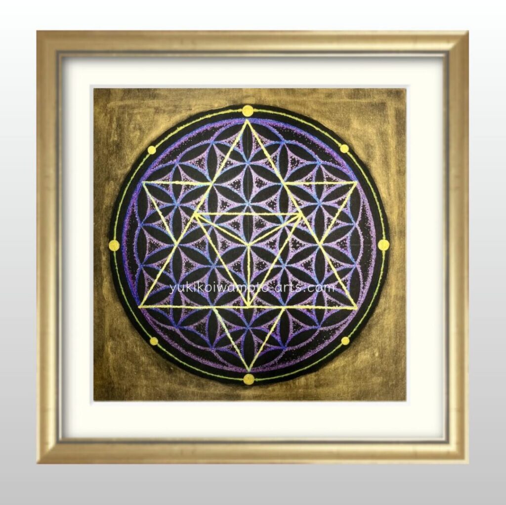 【額装例】 手書き原画「宇宙」の明るいアンティークゴールド額装。薄いアイボリーのマットが金と青紫の神聖幾何学アートの豊かさを引き立てる。外寸20cm角で、玄関や自室に最適。