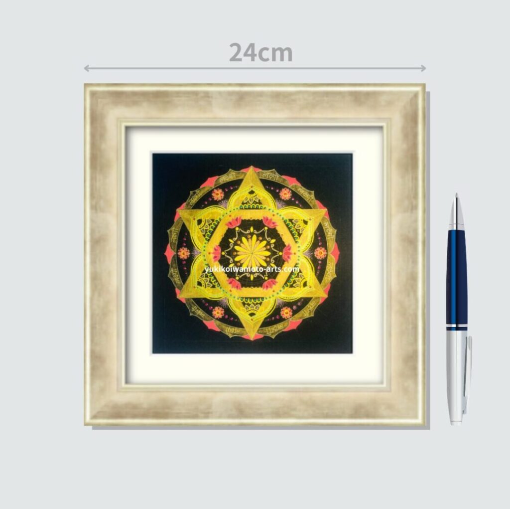 【金運アップ】シャンパンゴールド額装の曼荼羅アート「繁栄」(24cm角)。ボールペンとの比較でサイズ感が分かる経営者向けの1点もの原画。