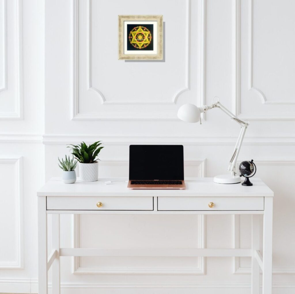 経営者のオフィスに飾る金運アップ曼荼羅アート「繁栄」。シャンパンゴールドの額に入った白壁の成功イメージ。