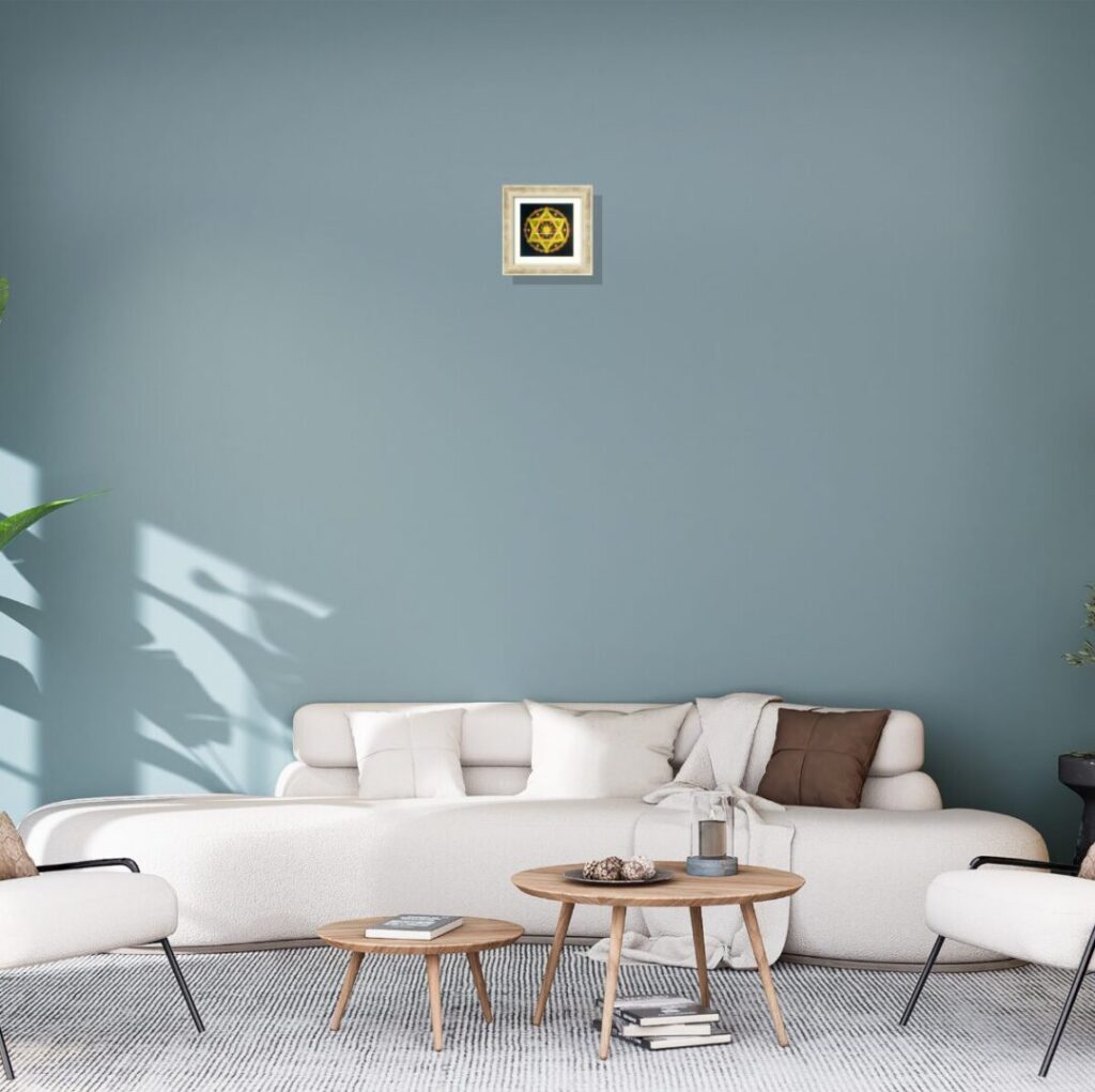 金運アップ曼荼羅アート「繁栄」。事業成功を導く風水カラー(青)の壁紙とシャンパンゴールド額縁の調和のイメージ。