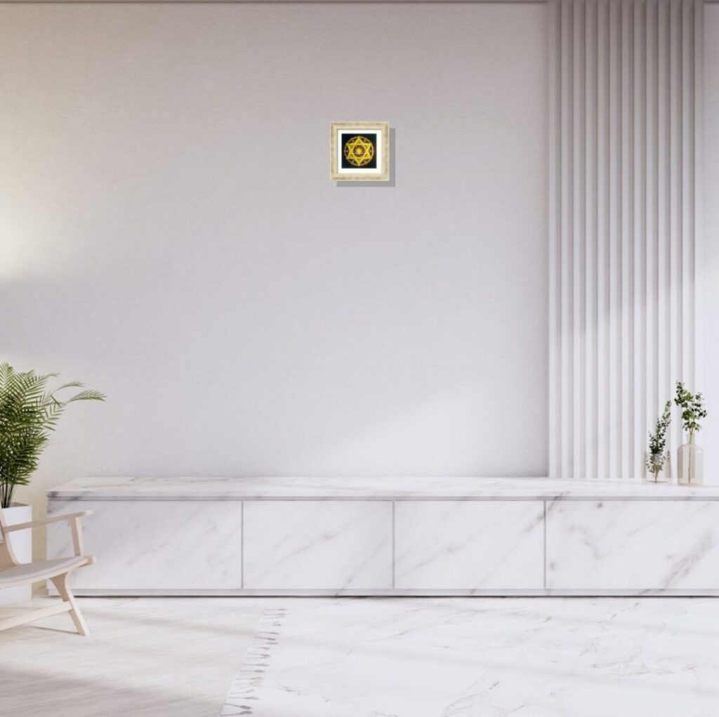 高級感あふれる大理石チェストとシャンパンゴールド額装の一点もの原画設置例。曼荼羅アート「繁栄」。