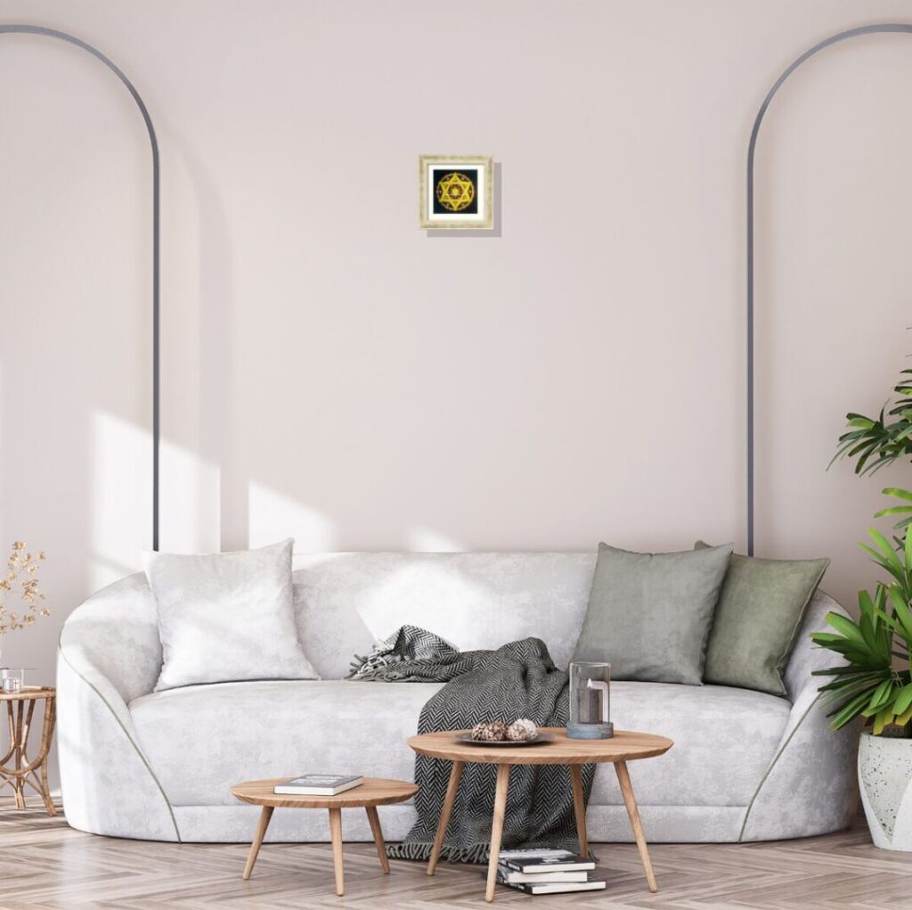 波動を整える丸みのあるソファと金運アップアートのインテリア例。手書き一点もの原画、曼荼羅アート「繁栄」。