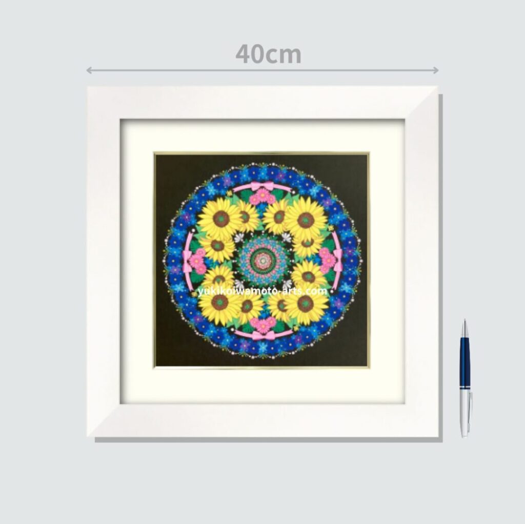 額装込み40cm角のひまわり曼荼羅アート「セルフ・ラヴ」をペンとサイズ比較。金運と仕事運を呼ぶアートのサイズ感がわかる画像。