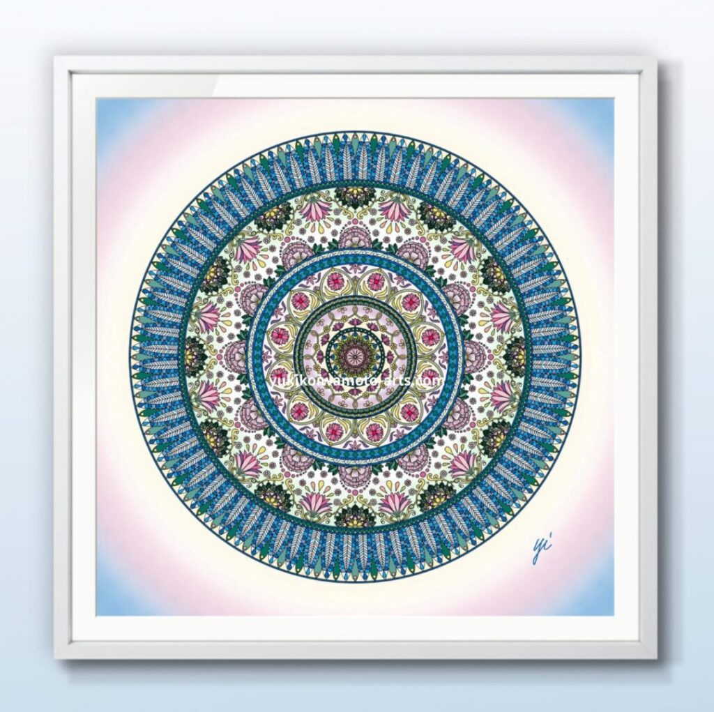 白い額縁に収められたピンクと青の曼荼羅アート「歓喜」。清潔感あふれる白いフレームが、作品の癒やしの波動と透明感をより一層引き立てます。