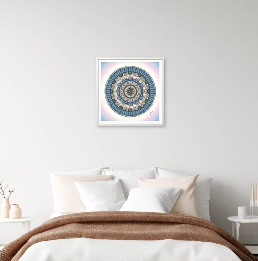 寝室の壁に飾られたMサイズの曼荼羅アート「歓喜」。落ち着いたインテリアにピンクと青の光が灯り、心地よい目覚めをサポートします。