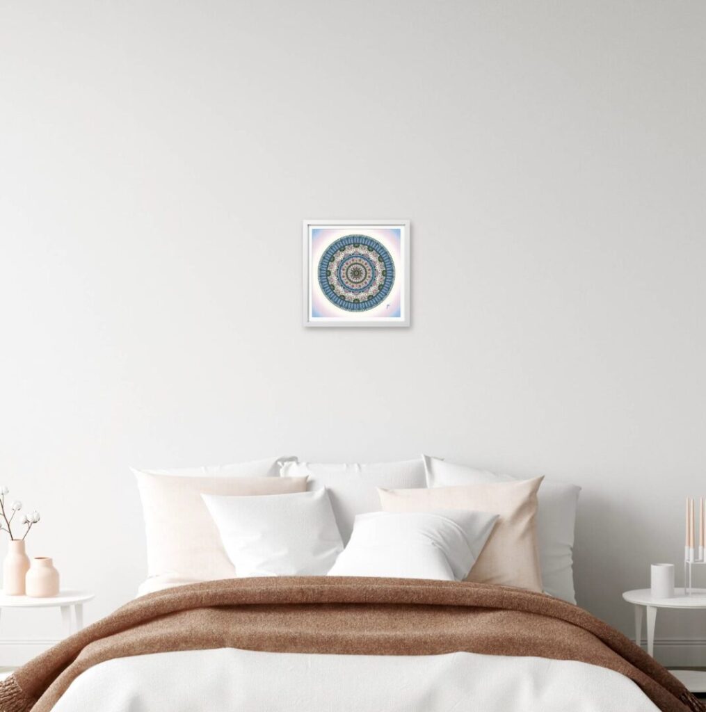白いベッドと茶色のカバーに映えるSサイズの曼荼羅アート。眠る前のひととき、心を整えて深い安らぎへと導くヒーリングアート。