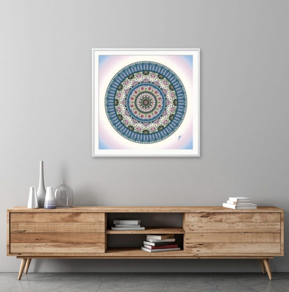 チェスト上の壁を鮮やかに彩るLサイズの曼荼羅アート「歓喜」。存在感のあるサイズで、お部屋のエネルギーを一気に高めます。