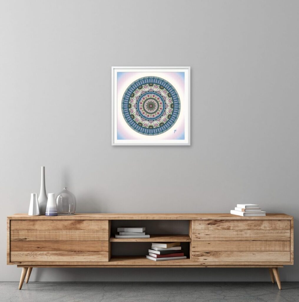 木のチェストの壁面に飾られたMサイズの曼荼羅アート。ピンクと青の色彩が空間に調和し、リビングに幸福な波動を広げます。