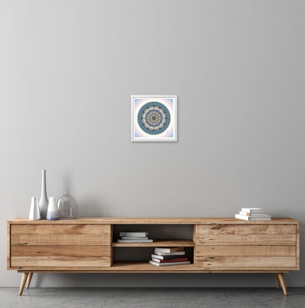 木のチェストの上に飾られたSサイズの曼荼羅アート「歓喜」。デスク周りや棚の上を彩る、ピンクと青の癒やしのインテリア。