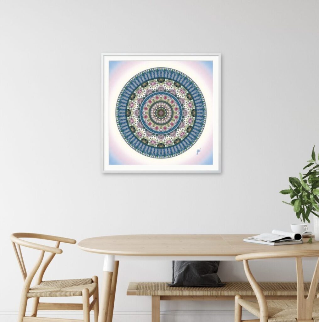 ダイニング横に大きく飾られたLサイズの曼荼羅アート。美しいお花のデザインが、豊かな暮らしと仕事の発展を予感させます。