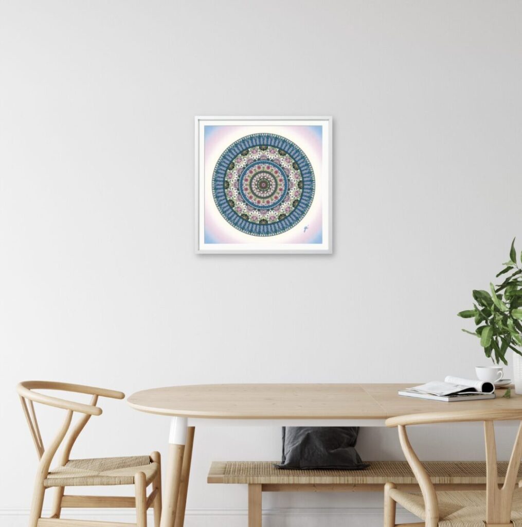 ダイニングルームの壁を飾るMサイズの曼荼羅アート。木製家具とピンク・青の色彩が融合し、安らぎと洗練を演出します。