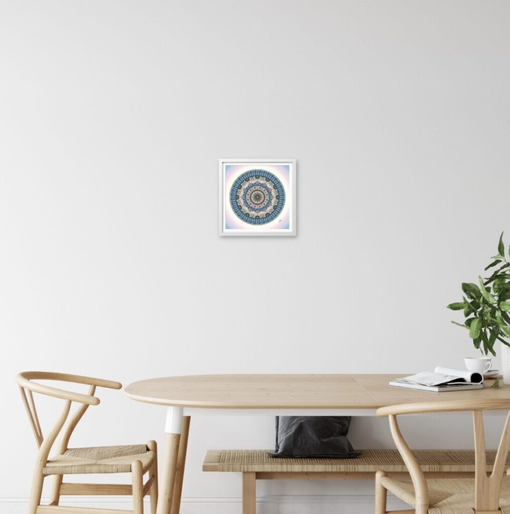 木製ダイニングテーブル横に飾られたSサイズの曼荼羅アート。食事の時間を彩り、家族の会話に喜びと調和をもたらす風水インテリア。