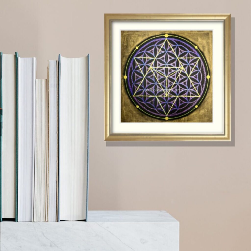 大理石の本棚にシャンパンゴールド額装のマカバアート「宇宙」。数冊の本と並び、知的な雰囲気と高波動なエネルギーが融合。一点もの手描き原画がインスピレーションを刺激。