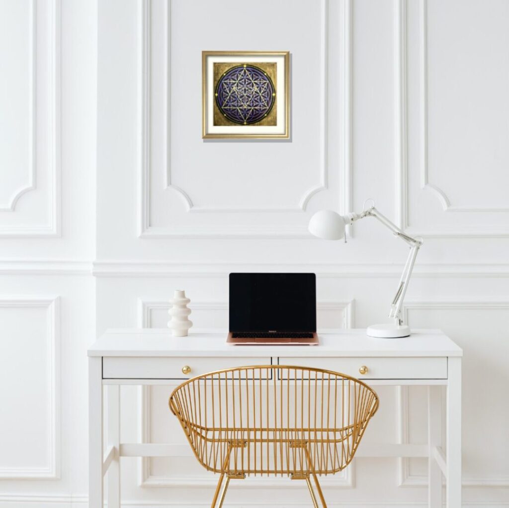 白いデスクと金の椅子があるオフィス。白い壁に飾られたマカバアート「宇宙」が、シャンパンゴールド額装で事業の発展を象徴。波動アップと豊かさを引き寄せる手描き原画。