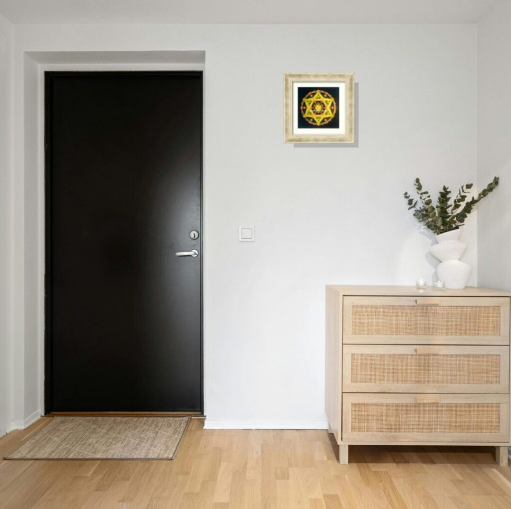 風水で運気の入り口である玄関に飾る金運アップアート。ベージュチェスト上の開運インテリア例。曼荼羅アート「繁栄」