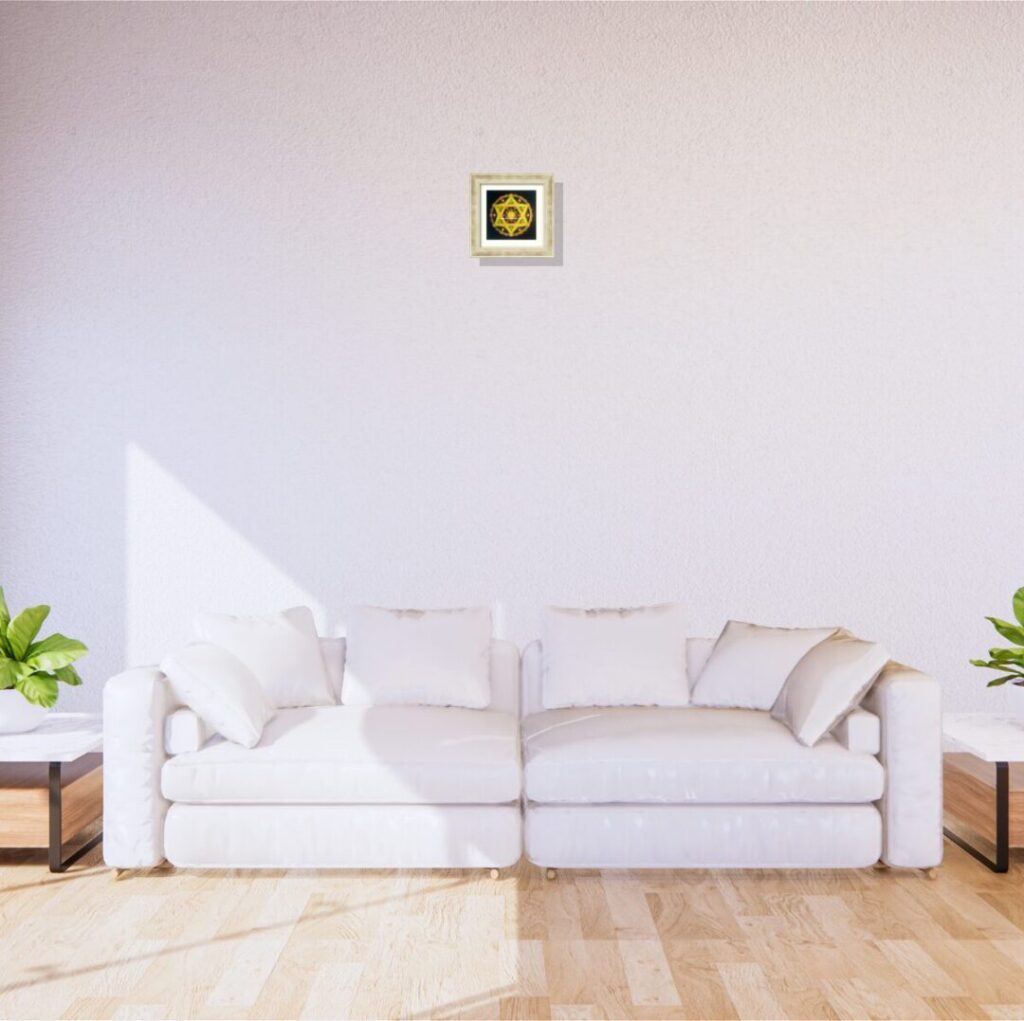 波動を整え癒しをもたらすリビング設置例。白いソファと調和する神聖なエネルギーアート。シャンパンゴールドの額装曼荼羅アート「繁栄」。
