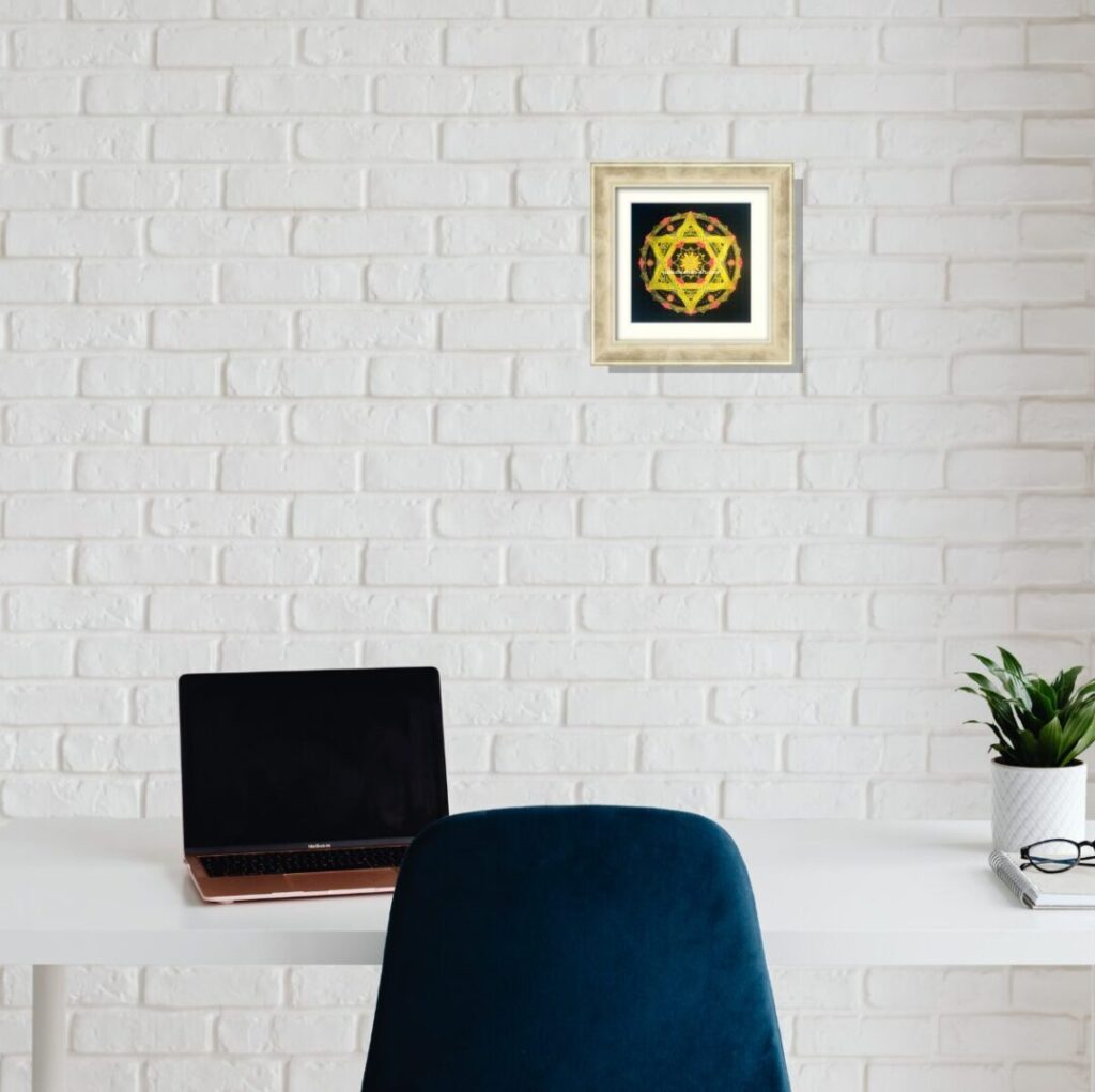 経営者の仕事運を上げるオフィス設置例。白い壁に飾られた金運アップアート「繁栄」。