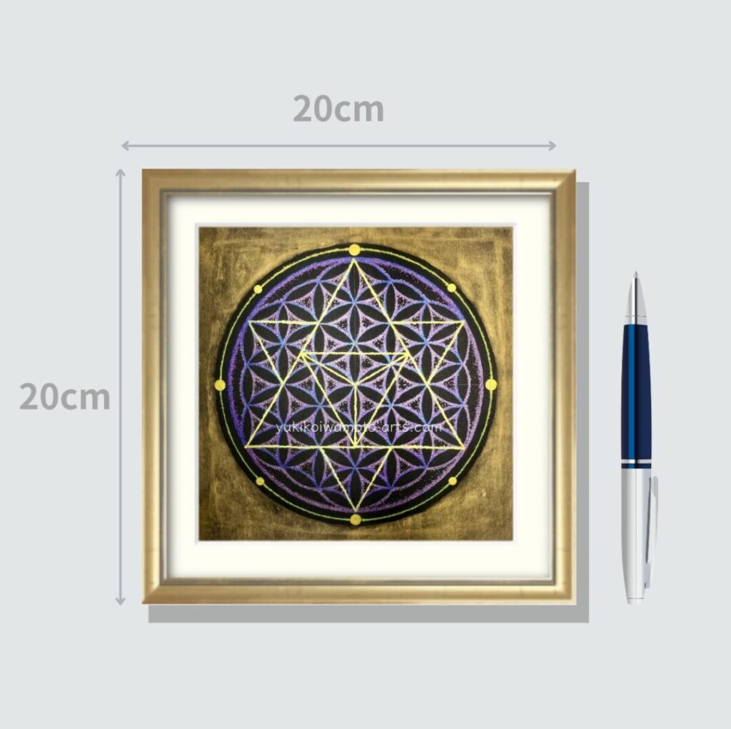 【サイズ比較】シャンパンゴールドの額に入った神聖幾何学アート「宇宙」。青紫のフラワーオブライフと金のマカバが輝く手描き原画。横に置かれたペンと比較することで、額装込み20cm角の高級感とサイズ感がわかる画像。