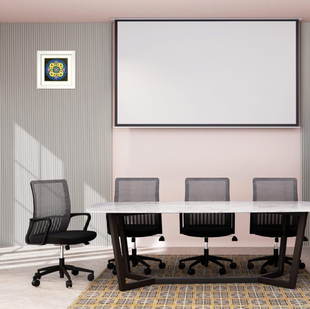 仕事運を高める金運の抽象画。会議室の大きなプロジェクションボード横の灰色の壁に飾られ、成功をサポートするアート。