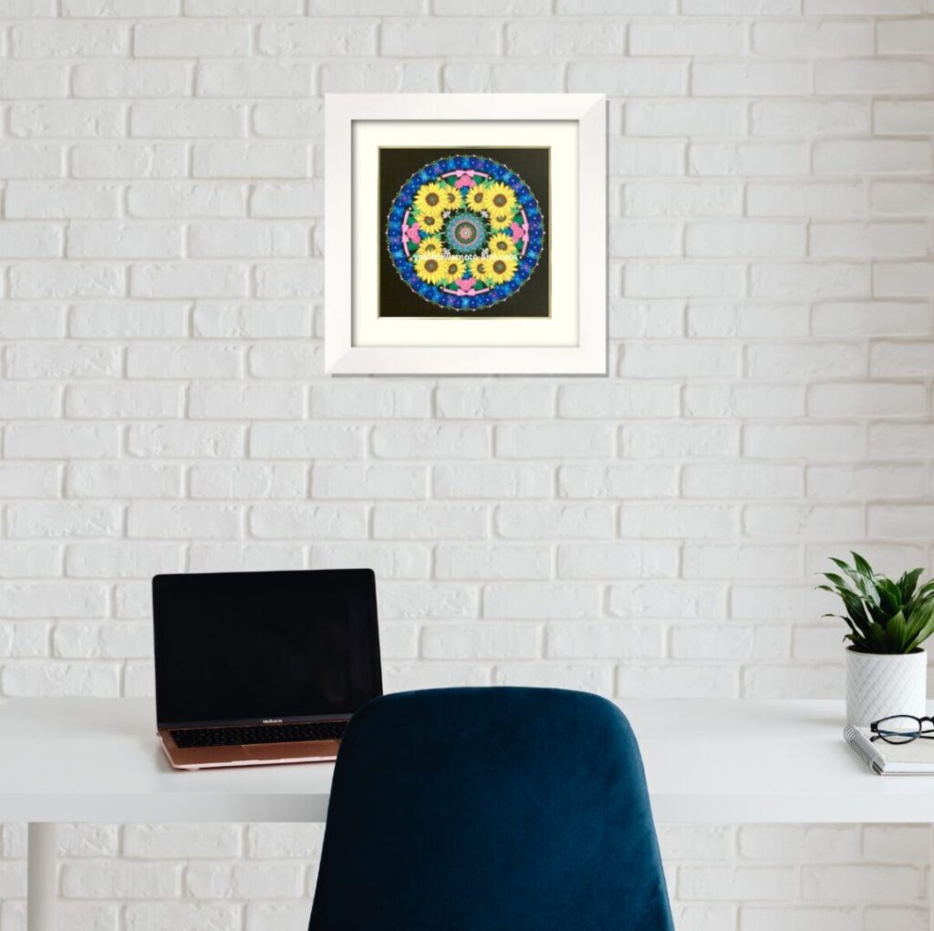 黄色と青で集中力を高める抽象画。青い椅子とパソコンデスクがあるオフィスの白いレンガ壁に飾られた金運のアート。