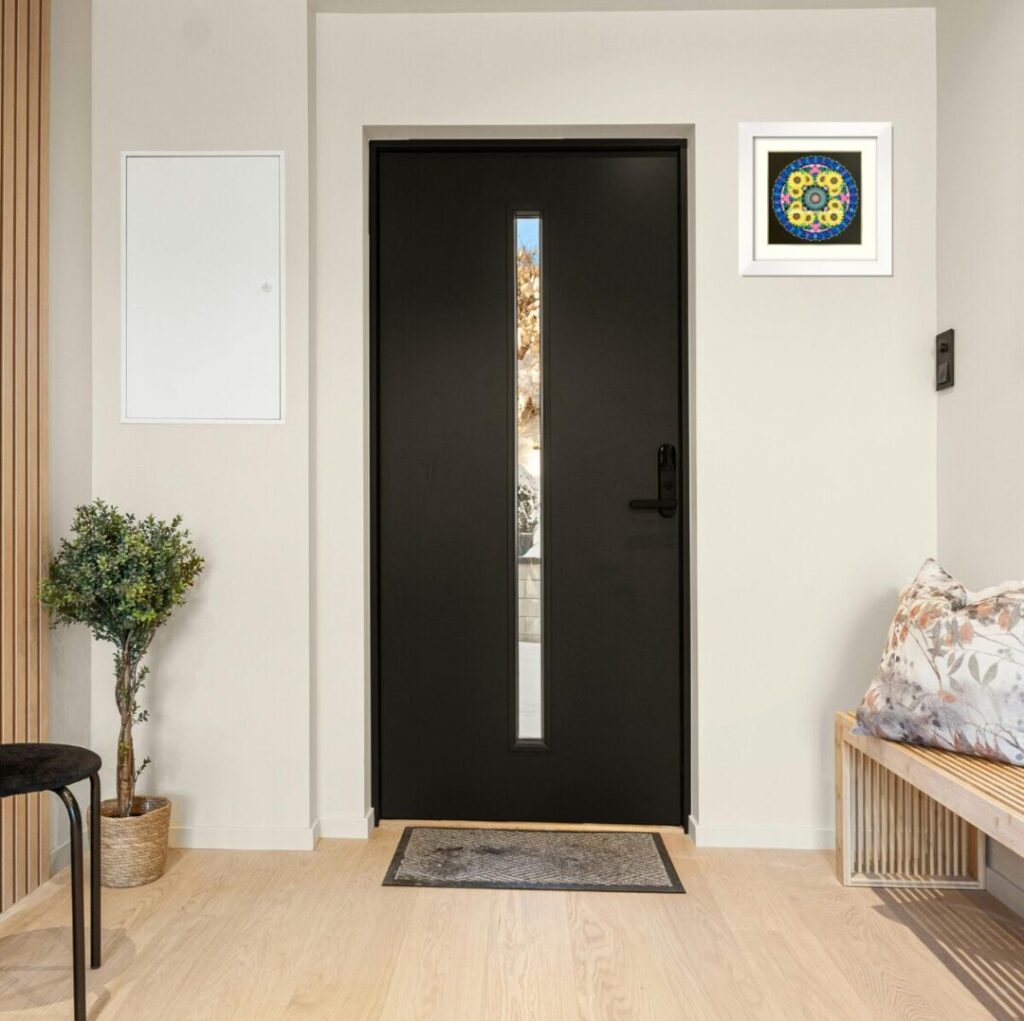 金運を呼び込む40cm角のひまわり曼荼羅アート。黒いエントランスドア横の白い壁に飾られ、良い風水の気を生み出す。