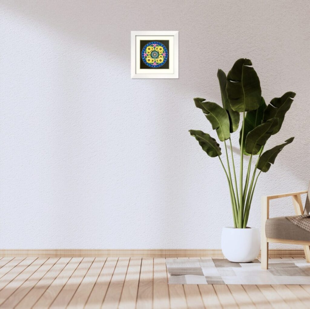 大きな観葉植物（オーガスタ）の横の白い壁に飾られた成長運と金運の抽象画。風水で発展を促す、リビングの飾り方。