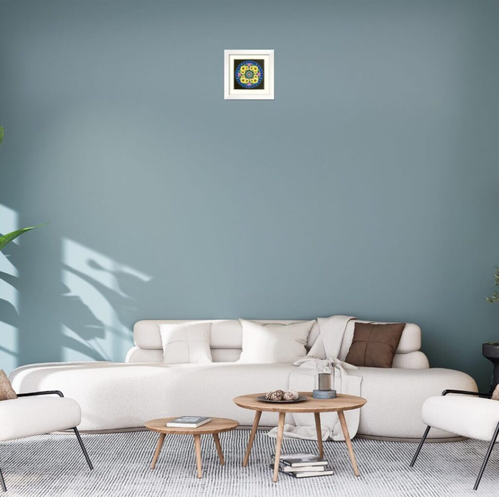 黄色と青の風水効果を持つ曼荼羅アート。青い壁紙と白いソファーが調和したリビングに飾られた癒しのアート。