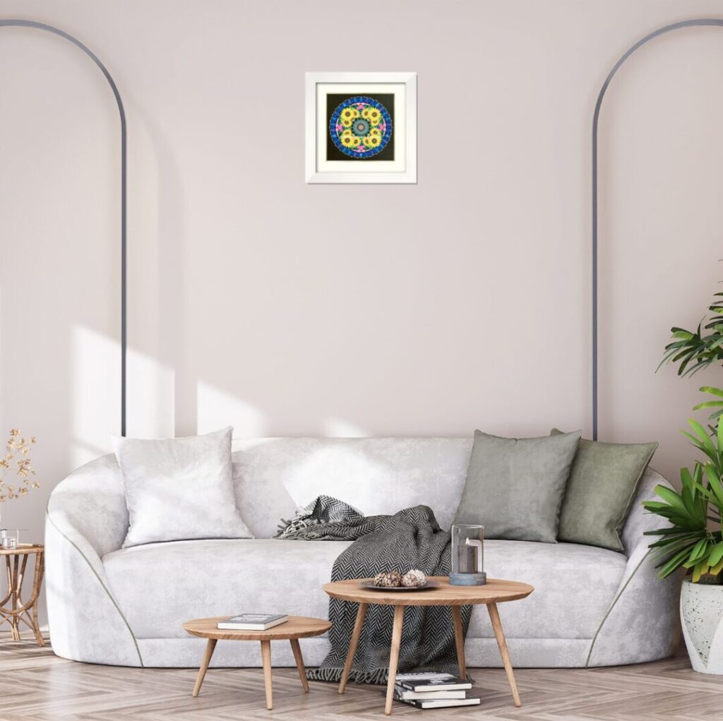 丸みを帯びた白いソファーの上に飾られたセルフ・ラヴの抽象画。癒しと心の安定をもたらす、40cm角のリビングアート。