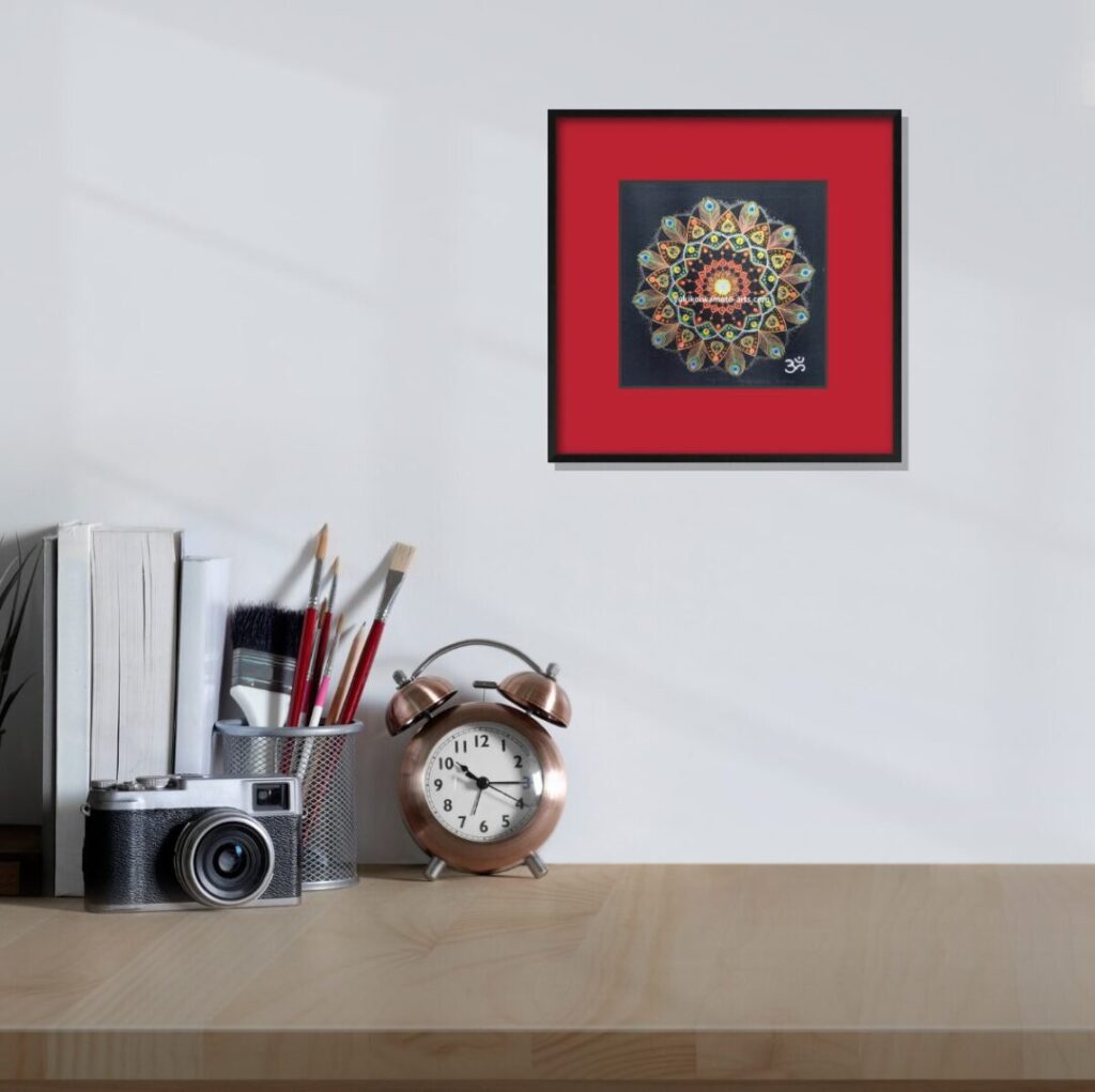 時計が置かれた本棚の上に飾られた曼荼羅。時を刻む場所に厄除けの力を配置。