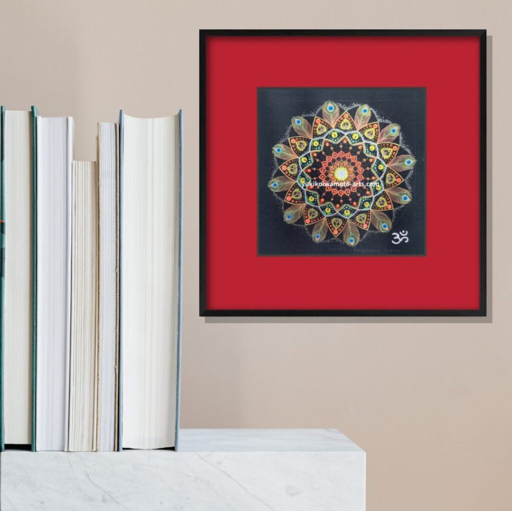 本棚の横に飾られた赤いマットの曼荼羅。知識と直感を結びつける象徴的な配置。