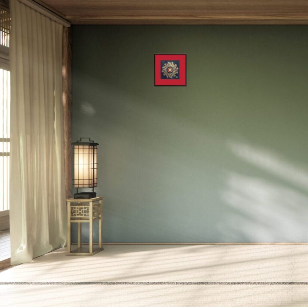 和室の緑の壁に飾られた曼荼羅「吉兆」。伝統的な色使いがモダンな和室を演出。