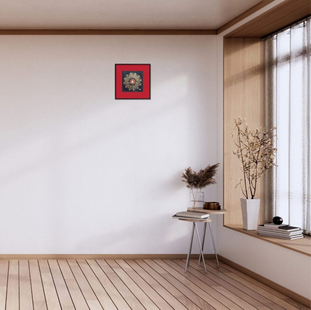 リビングの窓際、本と植物の横にある曼荼羅。自然光に映える孔雀の羽根の虹色。