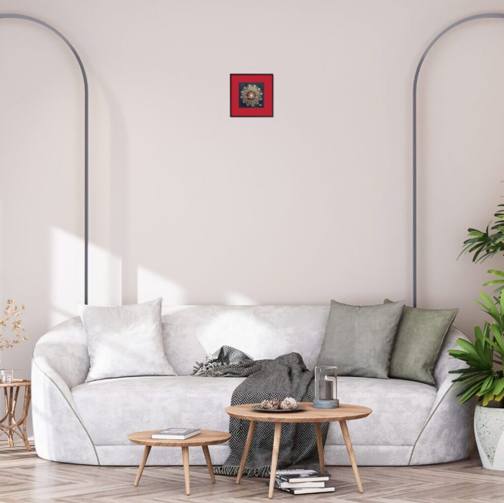 リビングの白いソファの上に飾られた曼荼羅「吉兆」。広々とした空間を華やかに彩る。