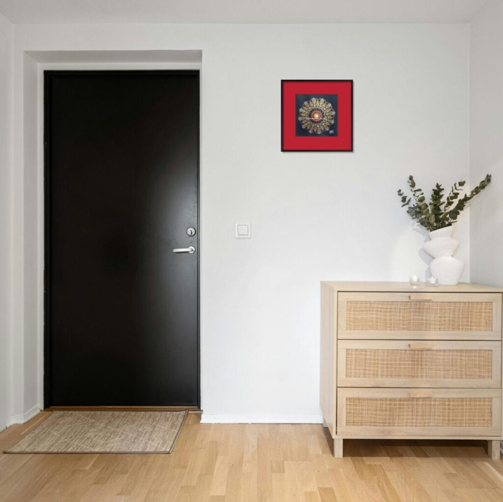 黒いドアの横、木の箪笥の上に置かれた赤い曼荼羅。重厚感のある和モダンなインテリア。
