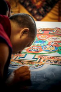 チベット僧が砂で描く曼荼羅