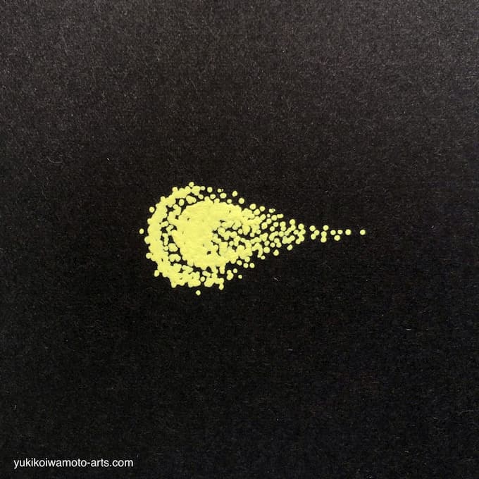 太いペン先黄色ペンで点描で描いた彗星