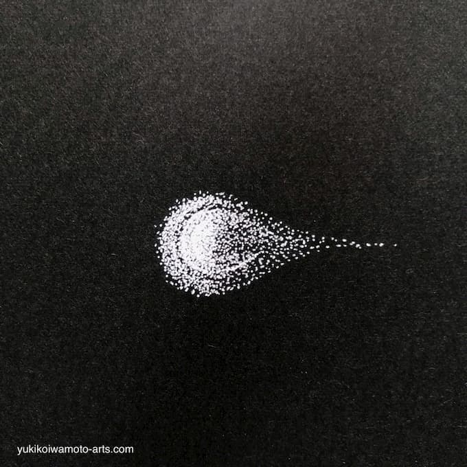 ペン先細い白ペンの点描で描いた彗星